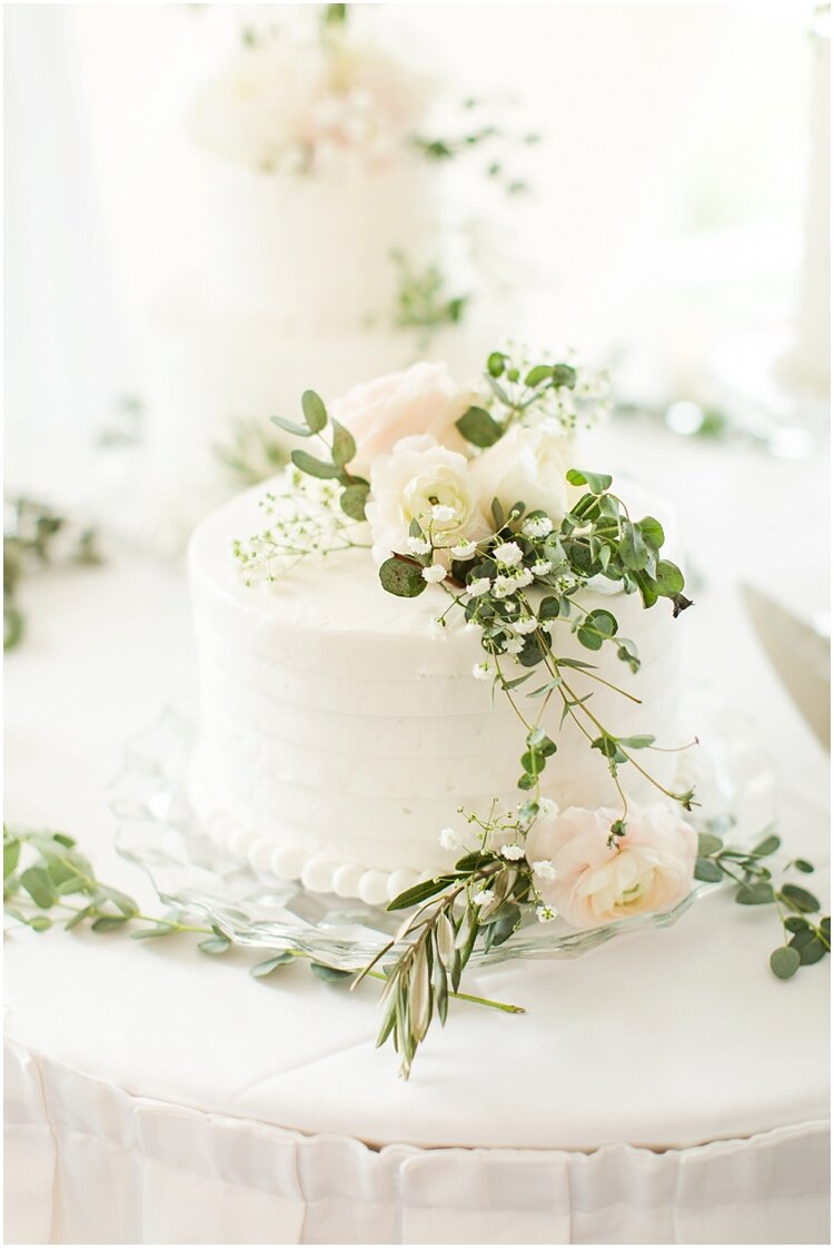 CT White Wedding Cake Display