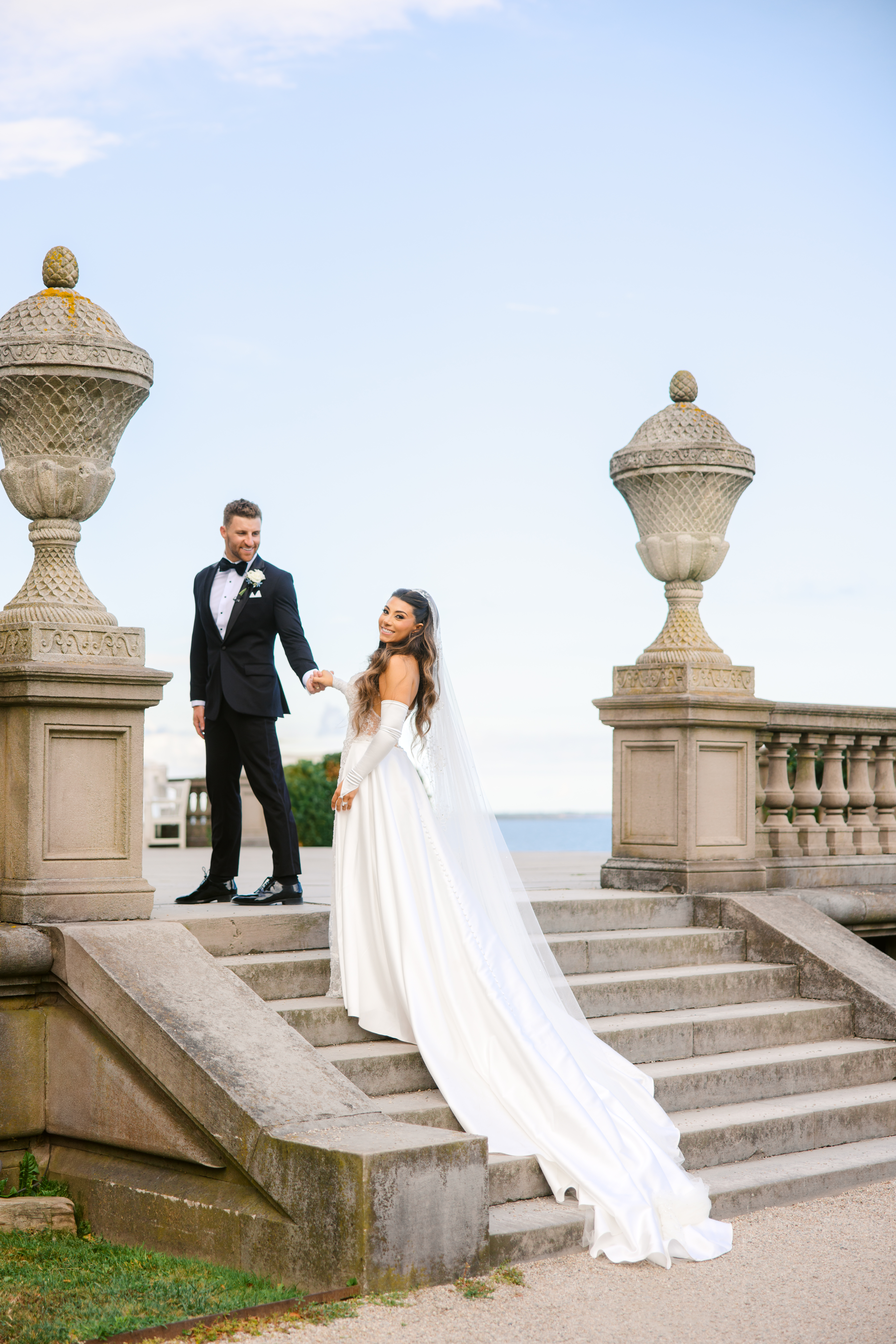 rosecliff bride and groom on steps